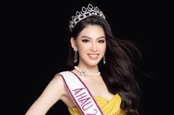 Đại diện Việt Nam mặc trang phục 'chim bồ câu' dự thi quốc tế