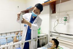 Bác sĩ cưa thanh sắt cứu thanh niên bị đâm vào mặt
