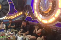 Hàng chục công an đột kích quán karaoke, phát hiện hơn 100 nam nữ say sưa 'thác loạn'