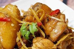 Món ngon cuối tuần: Cách làm gà kho sả ớt ấm bụng ngày mưa