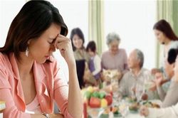 Khó xử vì em chồng liên tục có hành động này