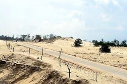 Cận cảnh những hố khai thác 'vàng đen' đe dọa tuyến đường ven biển