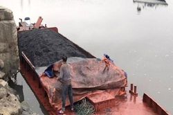 Bắt giữ tàu chở hàng chục tấn than trái phép ở Quảng Ninh