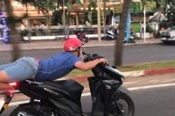 'Vừa nằm vừa chạy xe', nam thanh niên ở Vũng Tàu bị phạt 7 triệu đồng