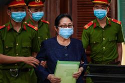 Tòa tạm hoãn 5 ngày sau khi bà Dương Thị Bạch Diệp la lối