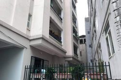 Phát hiện người phụ nữ rơi từ tầng cao chung cư xuống đất tử vong