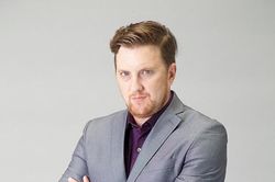 Đạo diễn Aaron Toronto trải lòng về phong tục ma chay của Việt Nam trong phim 'Đêm tối rực rỡ'