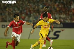 Công Phượng 5 trận liền không ghi bàn, HLV Kiatisak nói 'hãy chờ xem'