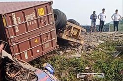 Quảng Trị: 1 người tử vong, 9 người bị thương trong vụ xe container đâm 4 ô tô rơi xuống vực