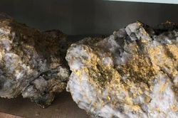 Chàng trai trẻ tuổi suýt vứt cục vàng 7 tỷ đồng vào thùng rác