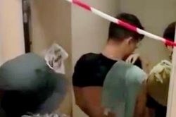 Điều tra nhóm sinh viên Singapore tiểu lên người bạn học