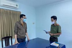 Tiếp viên hàng không 'tung tăng' khiến hơn 2.000 người bị ảnh hưởng bị truy tố thế nào?