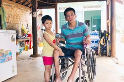 'Gà trống' bại liệt nuôi con nhỏ