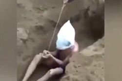Xác minh clip nam thanh niên bị trùm đầu, vùi lấp dưới hố đất