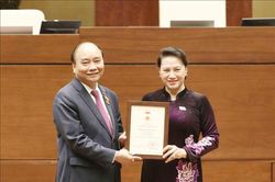 Trao kỷ niệm chương 'Hoạt động Quốc hội Việt Nam' cho các đại biểu Quốc hội khóa XIV