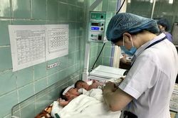 Mổ bắt con cho 2 trường hợp sinh ba