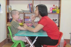Khi trẻ mắc tự kỷ: Đừng đổ lỗi cho mình, hãy đồng hành cùng con