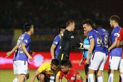 Những hành động phi thể thao trong bóng đá cần phải chấm dứt