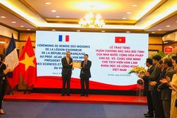 Pháp trao tặng Huân chương Bắc đẩu Bội tinh cho Nhà khoa học trong lĩnh vực tự nhiên và công nghệ đầu tiên của Việt Nam