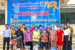 Trao 358 phần quà cho hộ nghèo, học sinh có hoàn cảnh khó khăn tại xã Ia Sao