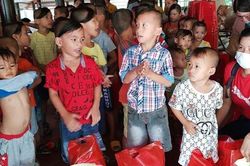 Trao quà tại Mái ấm chùa Bình An và Mái ấm Mây Ngàn