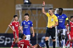 Hai tình huống thẻ đỏ trong trận derby thủ đô