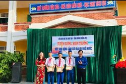 Tặng Huy hiệu 'Tuổi trẻ dũng cảm' cho 3 học sinh cứu người đuối nước