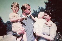 5 bí quyết giúp hôn nhân của Nữ hoàng Elizabeth II và Hoàng thân Philip bền vững 70 năm