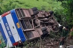 Quảng Ninh: Xe chở công nhân va chạm với xe máy, 1 người chết, 31 người bị thương