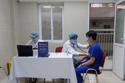 Gần 80.000 người Việt Nam đã tiêm vắc xin COVID-19