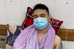 Khắc Việt gãy tay, đang chờ phẫu thuật
