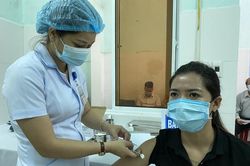 Tiêm 8.400 liều vắc xin Covid-19 cho lực lượng tuyến đầu chống dịch tại Quảng Nam