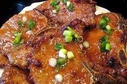 Món ngon cuối tuần: Trổ tài làm sườn cốt lết sốt dầu hào thơm nức mũi