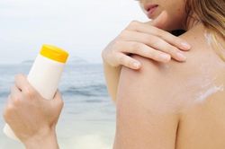 Đình chỉ lưu hành, thu hồi mỹ phẩm không đạt tiêu chuẩn chất lượng kem dưỡng trắng da chống nắng SPF 50 ban ngày