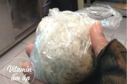Rưng rưng câu chuyện gói xôi 'ăn cho đỡ đói' từ người dưng dành cho anh shipper