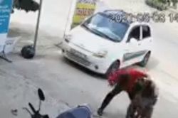Em bé nghịch khiến xe trôi ra đường, ông bố có phản ứng gây bức xúc
