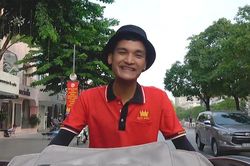 Mạc Văn Khoa đạp xích lô ghế massage