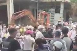Xôn xao clip nhóm học sinh THPT đánh nhau khi tan trường