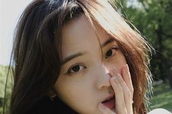 Nữ thần thanh xuân Âu Dương Na Na diện mốt ngực trần gây xôn xao
