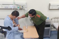 Giám đốc Công an Hà Nội thăm hỏi, trao khen thưởng cho tài xế taxi dũng cảm quật ngã tên cướp nguy hiểm