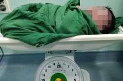 Sản phụ sinh con nặng gần 6 kg