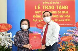 Trao Huy hiệu 60 năm tuổi Đảng cho nguyên Phó Chủ tịch nước Trương Mỹ Hoa