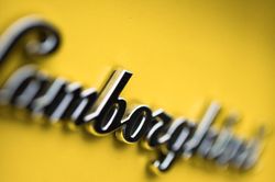 Giải mã bí ẩn về những tổ ong trong nhà máy Lamborghini