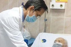 Cụ ông 71 tuổi phải đến viện khám vì bỗng tiểu ra phân, rau…