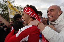 CĐV Atletico mở hội trong ngày vô địch La Liga