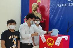 Đi bầu cử cùng bố, con trai Xuân Bắc bị 'phê bình' vì điều này