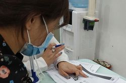 Vợ chồng trẻ than trời, chật vật vì khoản phí bảo hiểm nhân thọ