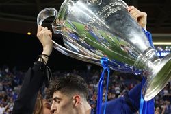 Người hùng Kai Havertz hôn bạn gái đắm đuối sau trận chung kết