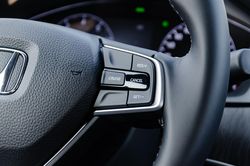 Dùng Cruise Control có bị chạy quá tốc độ đã cài hay không?