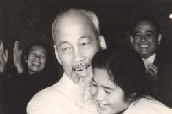 'Nụ cười hạnh phúc của cô gái nhỏ miền Nam trong vòng tay Bác'
